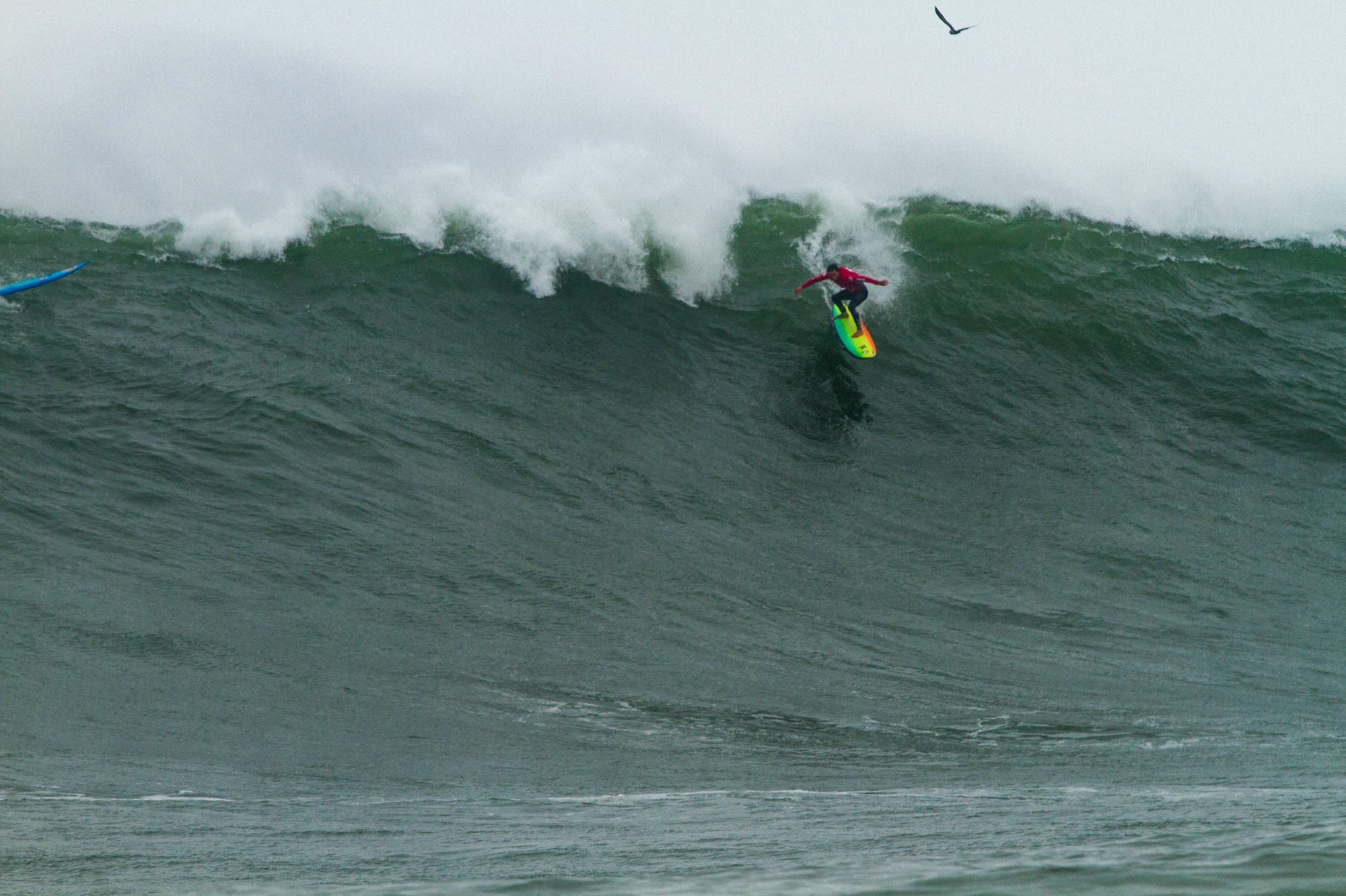 Carlos Mario Zapata surfeando Pico Alto