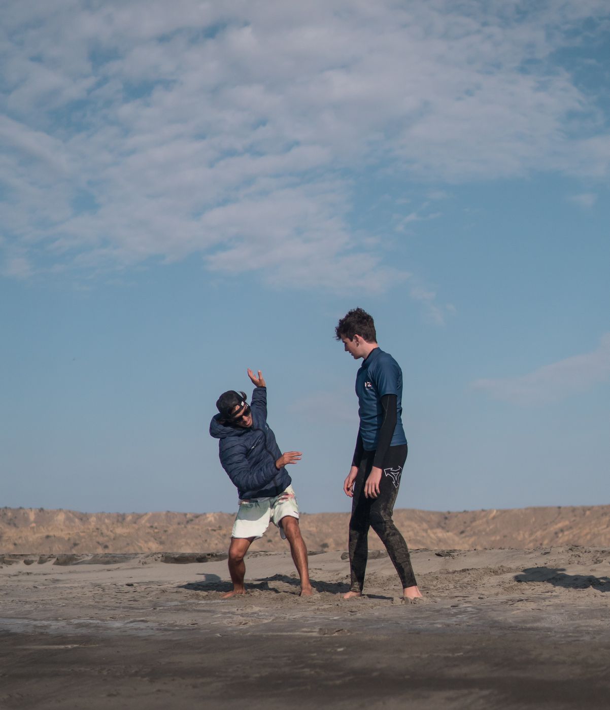 Carlos Mario con un alumno en la playa durante un surf trip