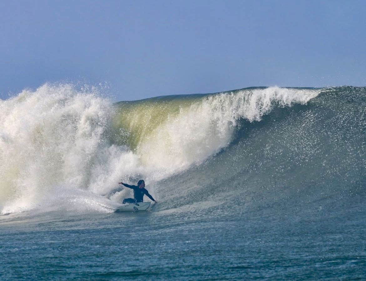 Surfista en una ola grande en un surf trip de CMZ